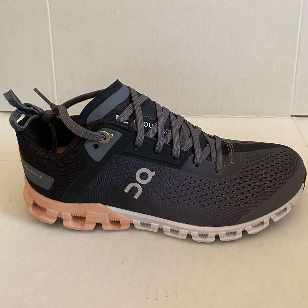 On Coud Swiss Engineering Women’s Running Shoes size 10.5